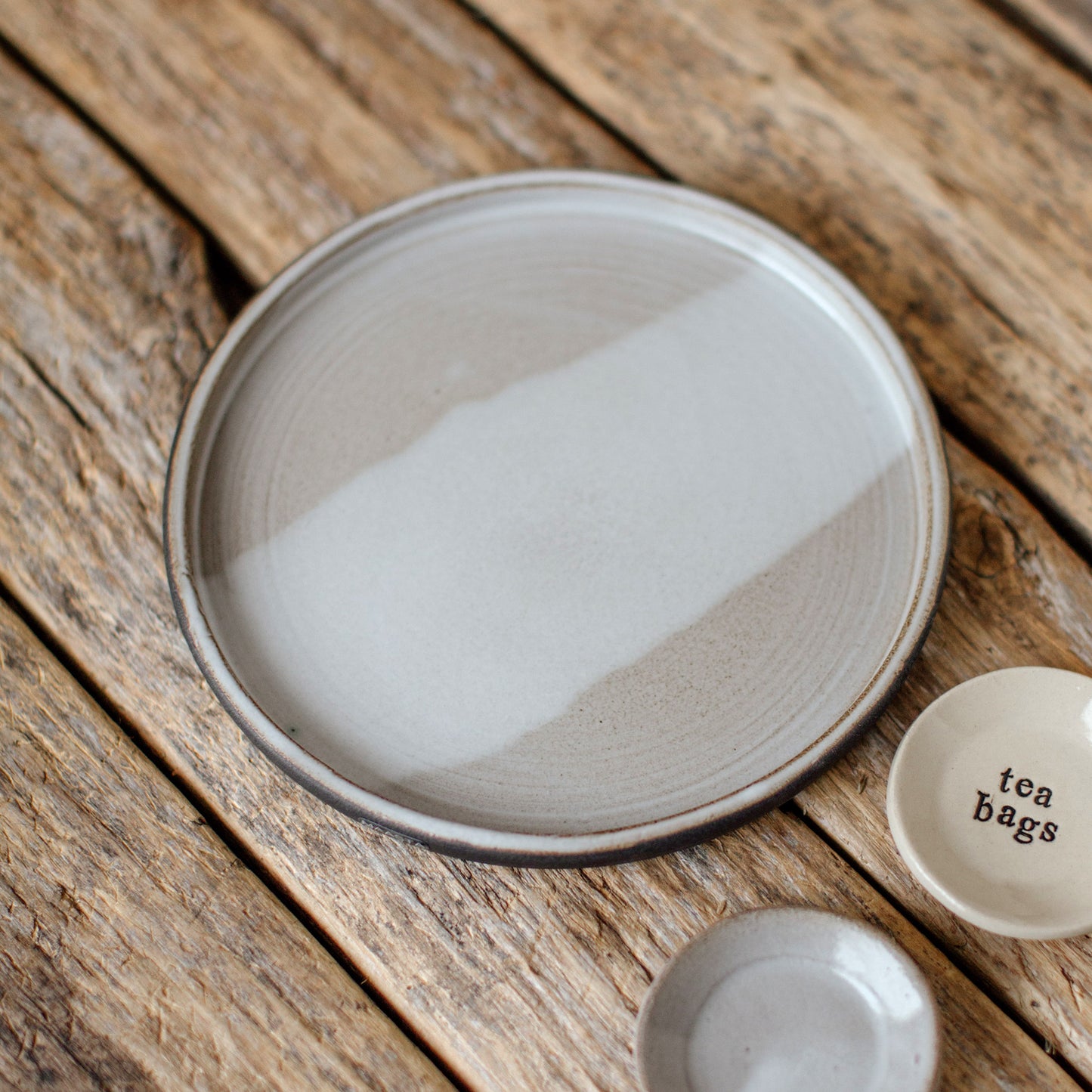 Juuret-lautanen, Maasta Ceramics
