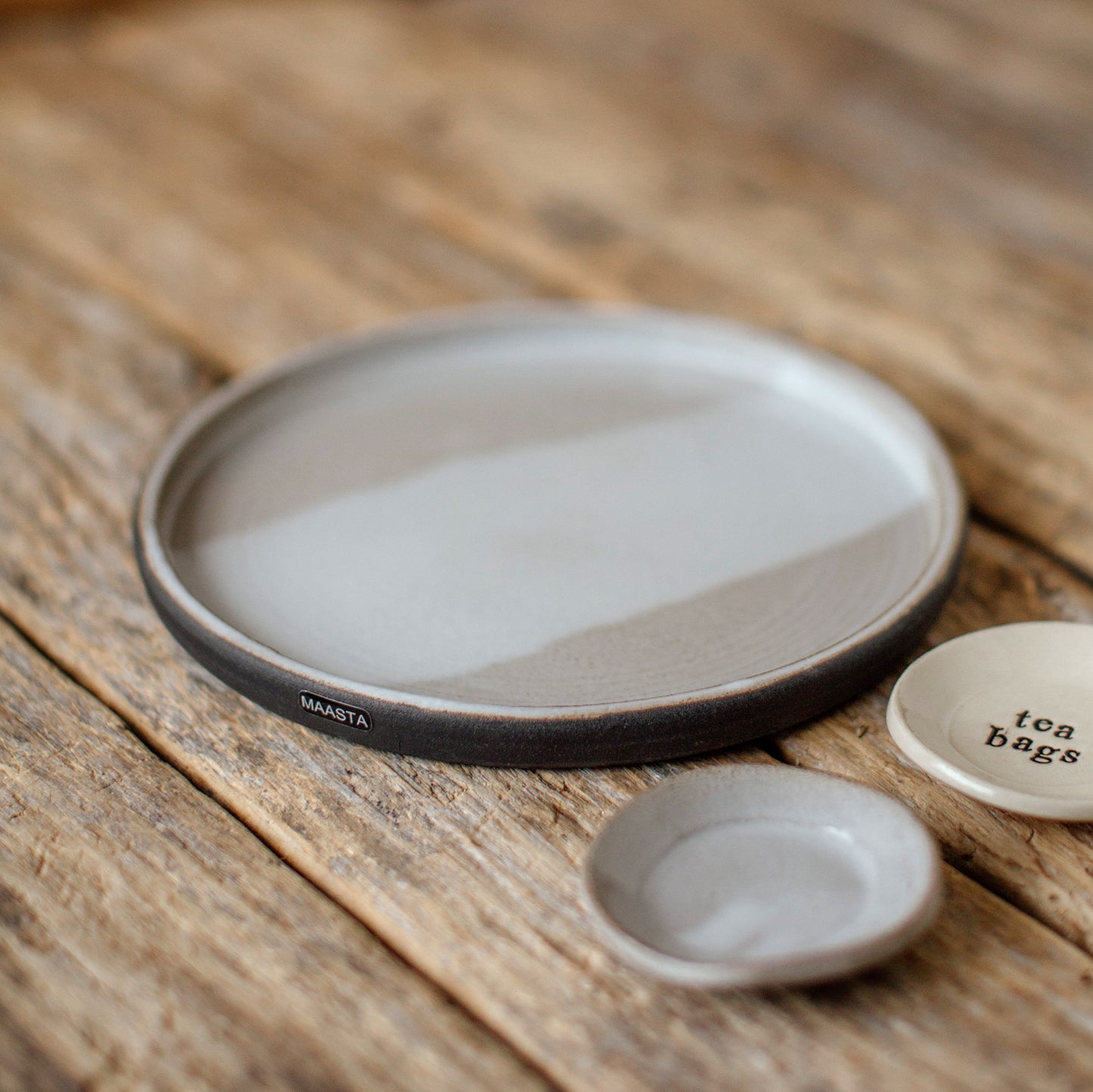 Juuret-lautanen, Maasta Ceramics